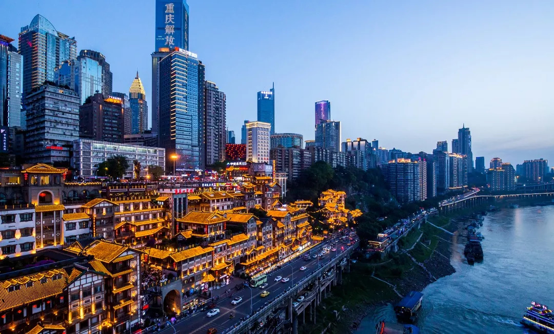 重庆之声，尊敬的听众朋友们，欢迎收听！