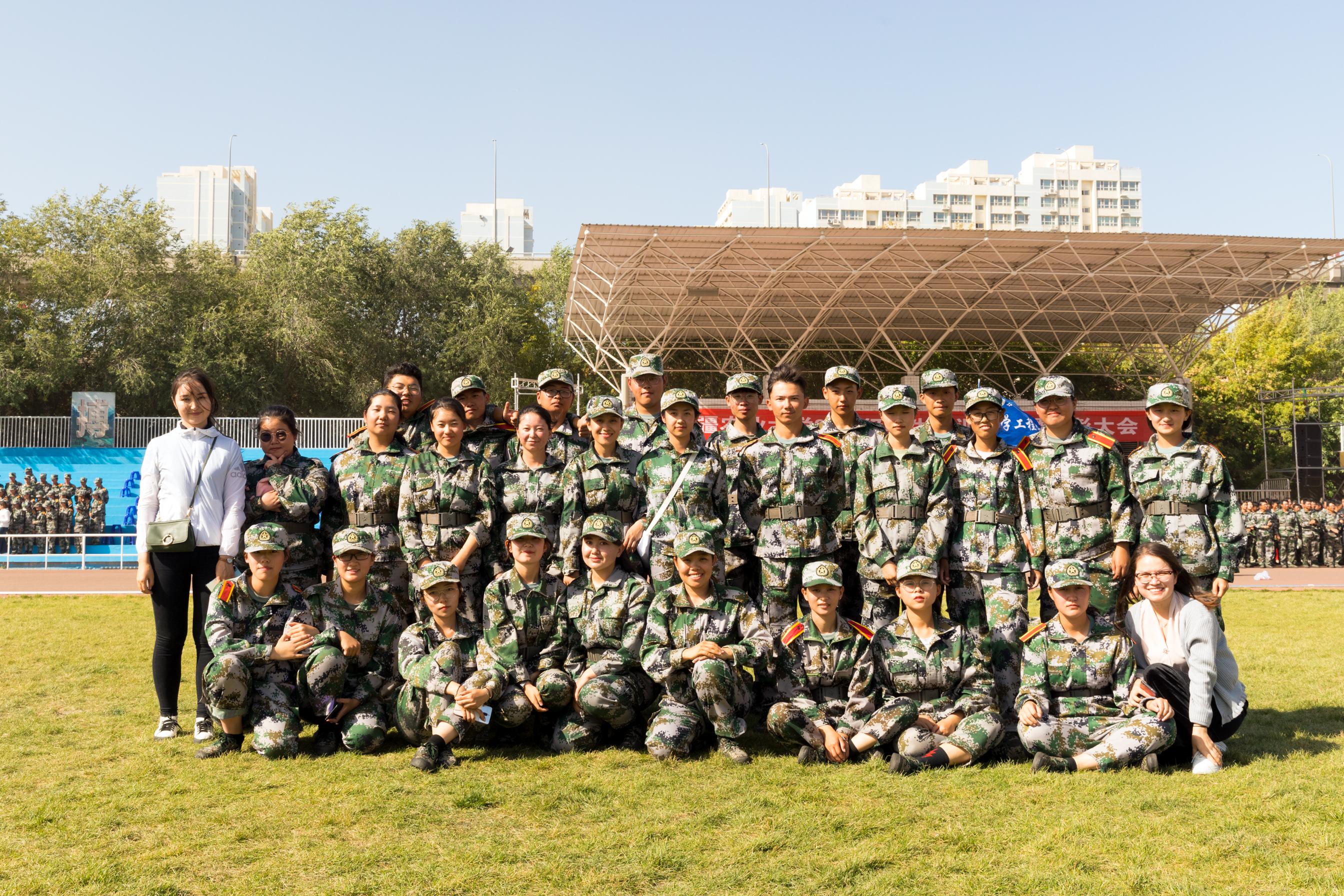 新疆的甜蜜日常，友情、爱与陪伴的温馨篇章